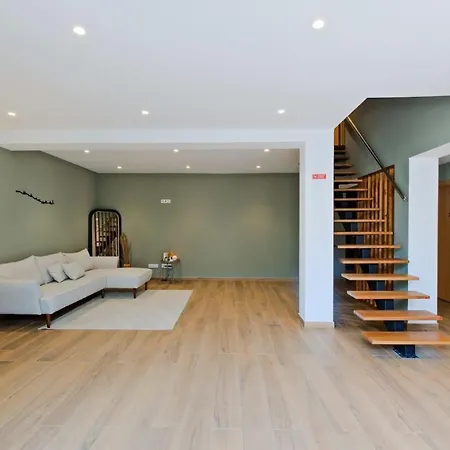 Апартаменти Lovely Fully Equipped Near Subway N12