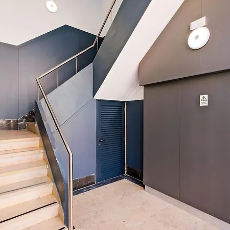 Lovely Fully Equipped Near Subway N12